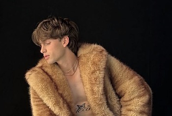 Fotos de Johnny Orlando Desnudo, Desliz de Pene y en Ropa Interior