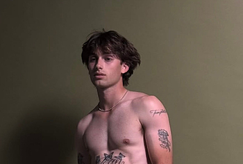 Johnny Orlando sin camisa