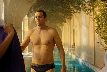 Ashton Kutcher bulto y sin camiseta en The Beauty