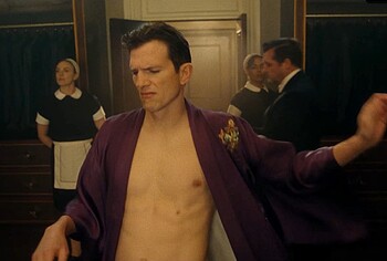 Ashton Kutcher bulto y sin camiseta en The Beauty