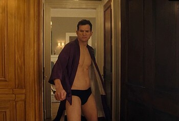 Ashton Kutcher bulto y sin camiseta en The Beauty