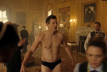 Ashton Kutcher bulto y sin camiseta en The Beauty