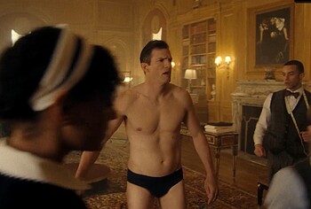 Ashton Kutcher bulto y sin camiseta en The Beauty