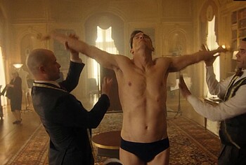 Ashton Kutcher bulto y sin camiseta en The Beauty