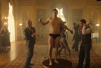 Ashton Kutcher bulto y sin camiseta en The Beauty