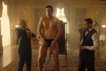 Ashton Kutcher bulto y sin camiseta en The Beauty