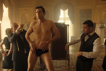 Ashton Kutcher bulto y sin camiseta en The Beauty