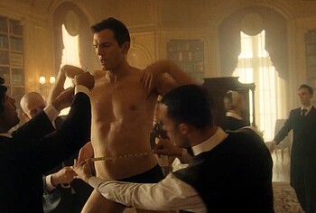 Ashton Kutcher bulto y sin camiseta en The Beauty