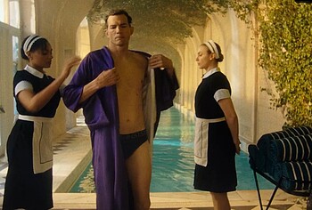 Ashton Kutcher bulto y sin camiseta en The Beauty