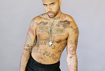 Vic Mensa sin camiseta