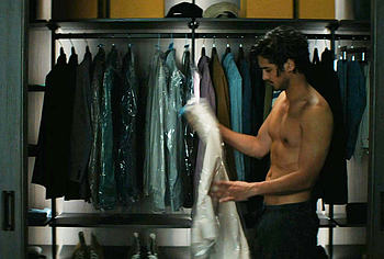 Escenas de Desnudo y Sexo de Avan Jogia en 56 Días