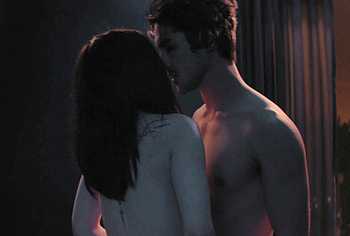 Escenas de Desnudo y Sexo de Avan Jogia en 56 Días