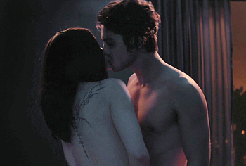 Escenas de Desnudo y Sexo de Avan Jogia en 56 Días