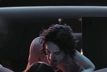 Escenas de Desnudo y Sexo de Avan Jogia en 56 Días