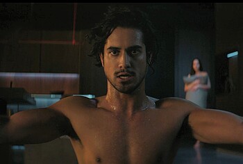 Escenas de Desnudo y Sexo de Avan Jogia en 56 Días
