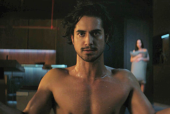 Escenas de Desnudo y Sexo de Avan Jogia en 56 Días