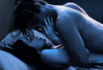 Escenas de Desnudo y Sexo de Avan Jogia en 56 Días