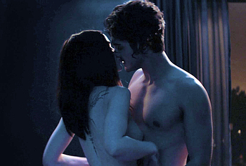 Escenas de Desnudo y Sexo de Avan Jogia en 56 Días