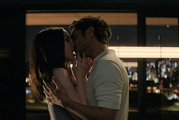 Escenas de Desnudo y Sexo de Avan Jogia en 56 Días