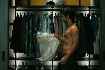 Escenas de Desnudo y Sexo de Avan Jogia en 56 Días