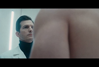 Anthony Ramos trasero desnudo en The Beauty