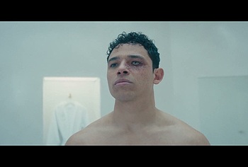 Anthony Ramos trasero desnudo en The Beauty