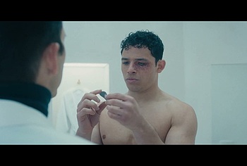 Anthony Ramos trasero desnudo en The Beauty