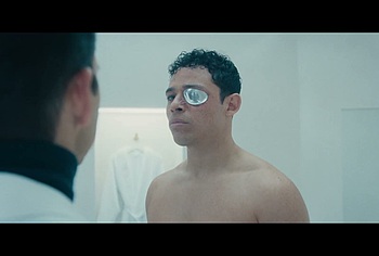 Anthony Ramos trasero desnudo en The Beauty