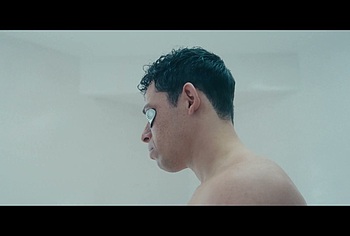 Anthony Ramos trasero desnudo en The Beauty