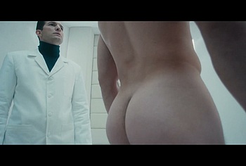 Anthony Ramos trasero desnudo en The Beauty