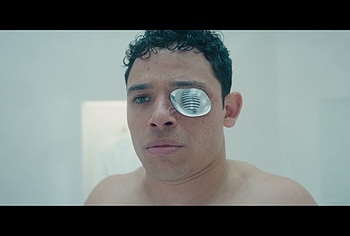 Anthony Ramos trasero desnudo en The Beauty