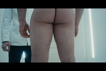 Anthony Ramos trasero desnudo en The Beauty