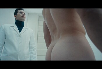 Anthony Ramos trasero desnudo en The Beauty