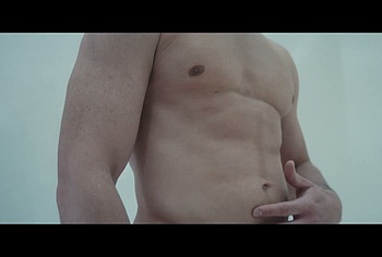 Anthony Ramos trasero desnudo en The Beauty