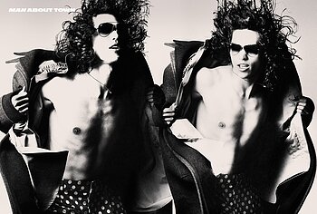 Conan Gray sin camiseta y fotos sensuales