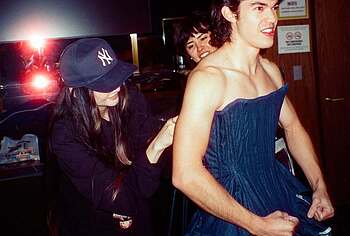 Conan Gray sin camiseta y fotos sensuales