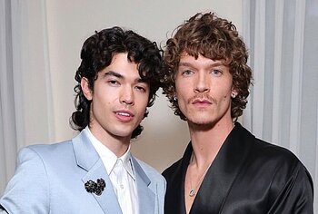 Conan Gray sin camiseta y fotos sensuales