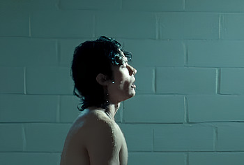 Conan Gray sin camiseta y fotos sensuales