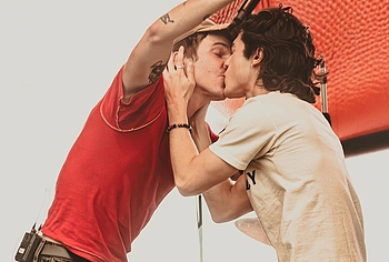 Conan Gray sin camiseta y fotos sensuales