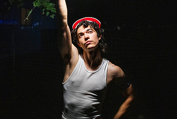 Conan Gray sin camiseta y fotos sensuales