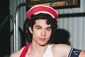 Conan Gray sin camiseta y fotos sensuales