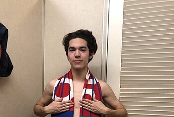 Conan Gray sin camiseta y fotos sensuales