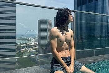 Conan Gray sin camiseta y fotos sensuales