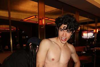 Conan Gray sin camiseta y fotos sensuales