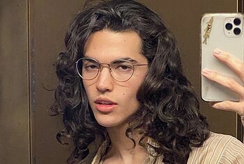 Conan Gray sin camiseta y fotos sensuales