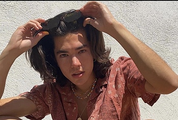 Conan Gray sin camiseta y fotos sensuales