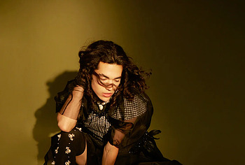 Conan Gray sin camiseta y fotos sensuales