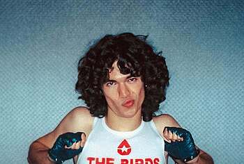 Conan Gray sin camiseta y fotos sensuales