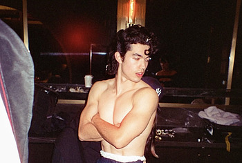 Conan Gray sin camiseta y fotos sensuales