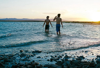 Conan Gray sin camiseta y fotos sensuales